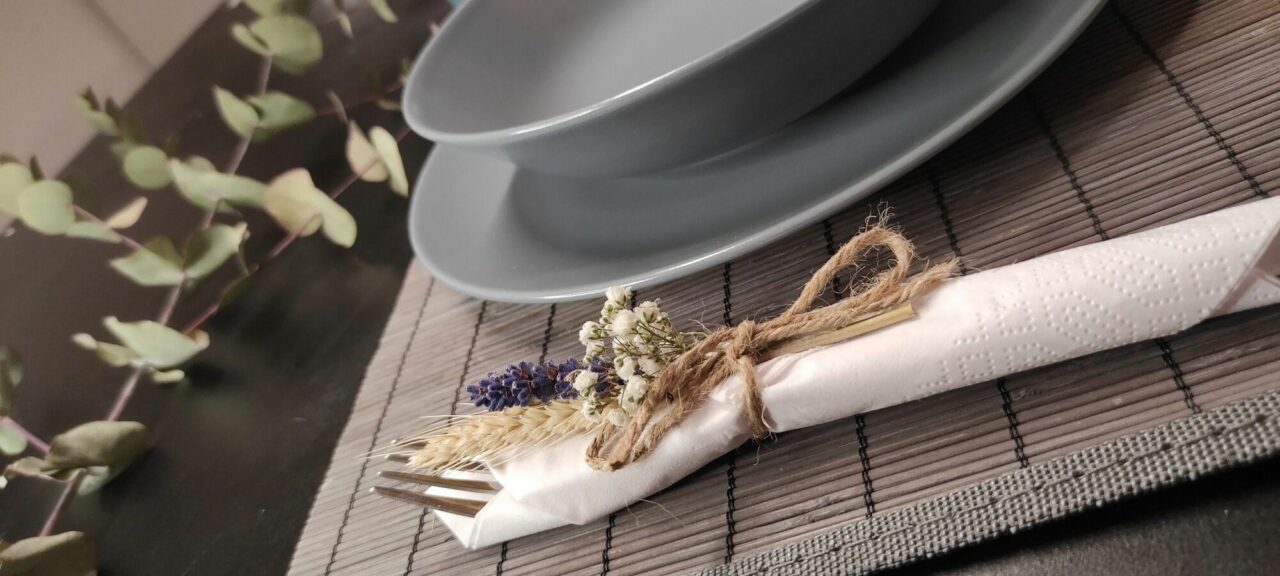 Servietten mit Lavendel und Weizen für die Tischdekoration